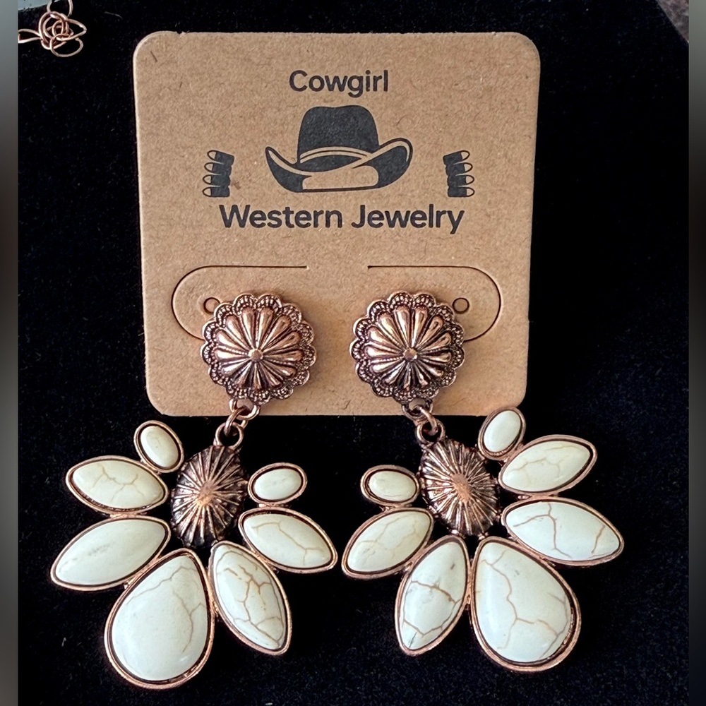 Copper-Tone Cream Stone Western Pendant Necklace & Earrings Set - Picture 3 of 8